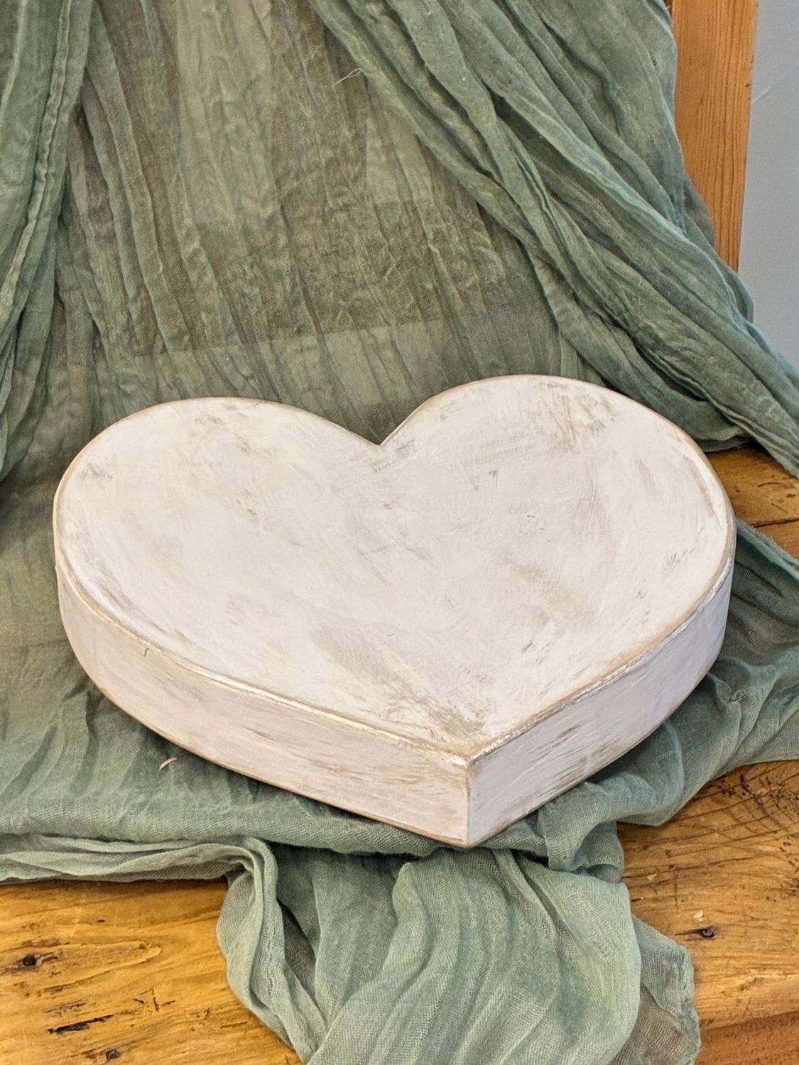 Medium Heart wood Riser W Round Legs (Distress White)