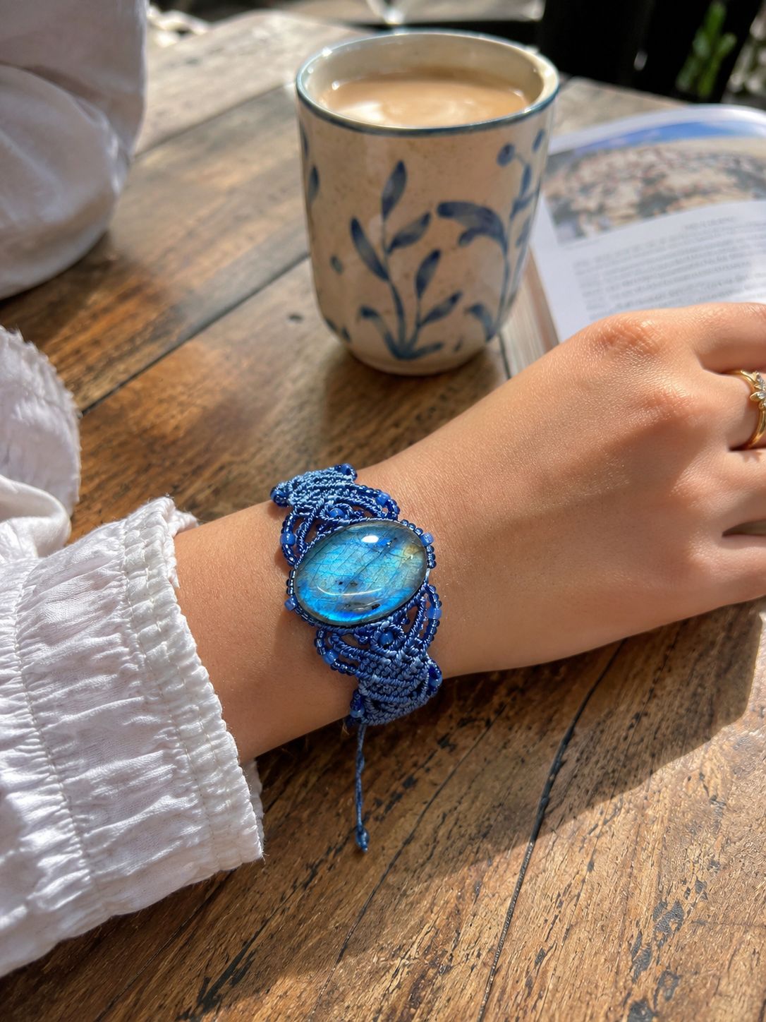Bracelet artisanal en labradorite et micro-macramé bleu Bracelet artisanal en labradorite et micro-macramé bleu