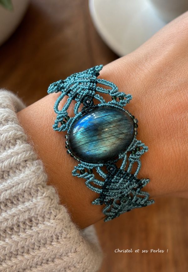 Bracelet artisanal en labradorite et micro-macramé vert Bracelet artisanal en labradorite et micro-macramé vert
