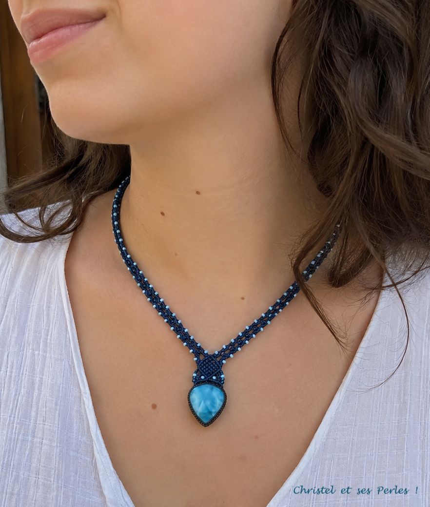 Collier artisanal en macramé avec Larimar  sertie