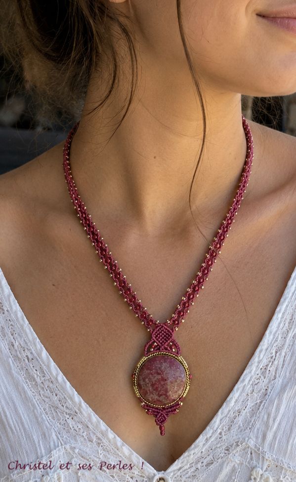 Collier en thulite et micro-macramé – Bijou artisanal fait main Collier en thulite et micro-macramé – Bijou artisanal fait main