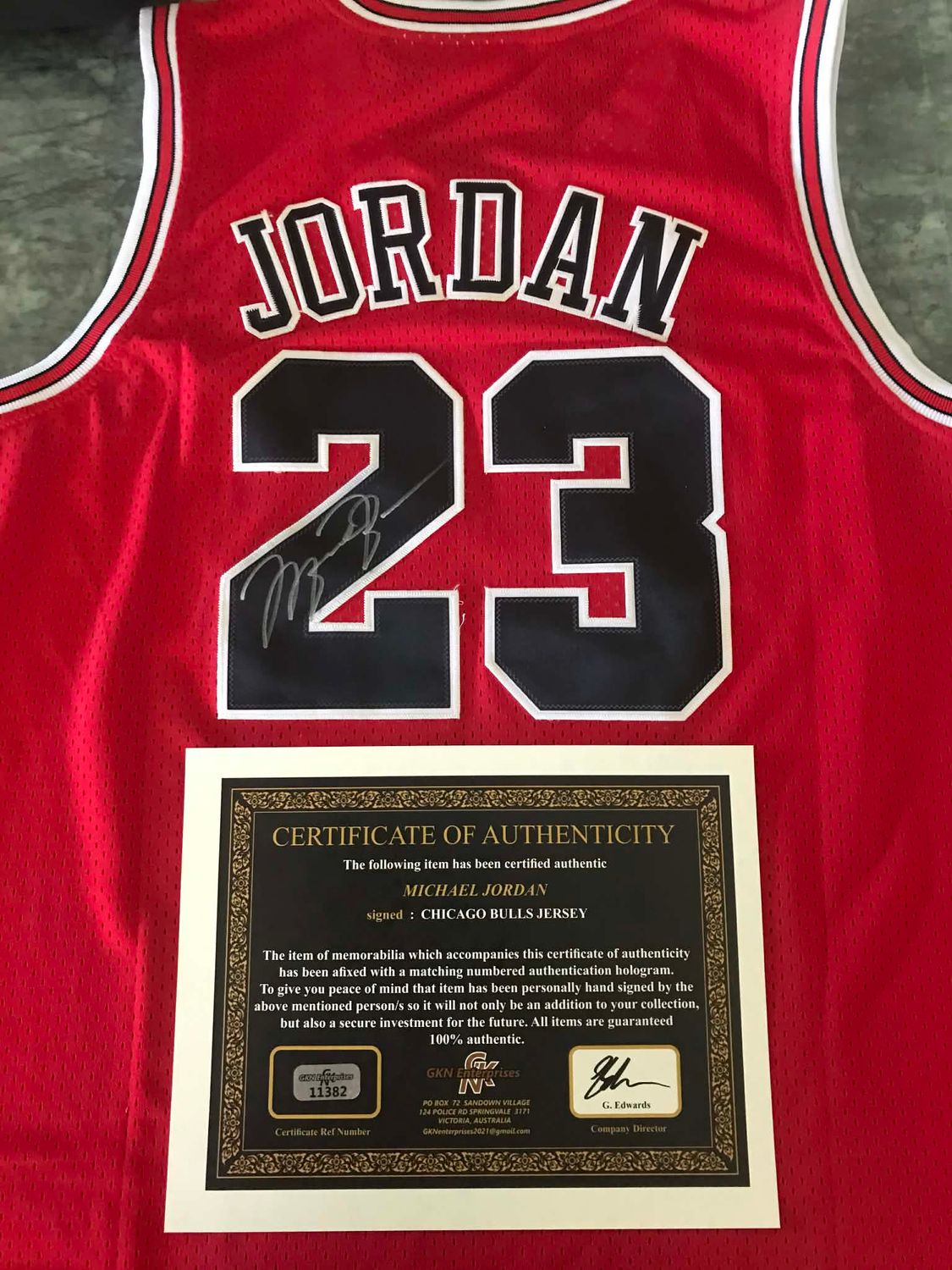 Camisola autografada de Michael Jordan, Chicago Bulls, número 23, autógrafo feito à mão.  Autenticação: Certificado pela GKN ENTERPRISES.  Prazo de entrega: 10 a 20 dias.  Após a confirmação do seu pedido, receberá todas as informações necessárias.