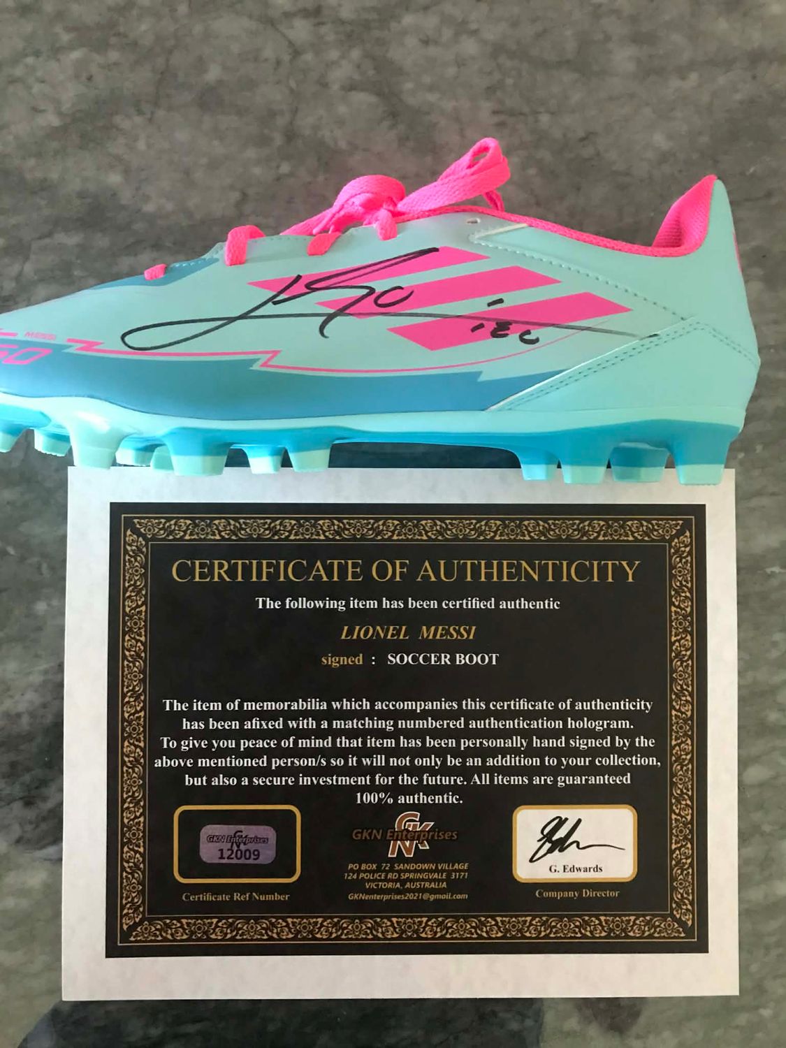 Chuteira autografada por Lionel Messi.