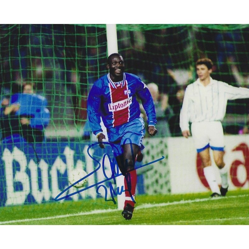 Foto autografata di George Weah del Paris Saint-Germain. Foto autografata di George Weah, formato 8x10 pollici.  Autenticazione: SIGNATURE COLLECTION  Tempi di consegna effettivi: 10-20 giorni.  Una volta effettuato l'ordine, riceverai tutte le infor