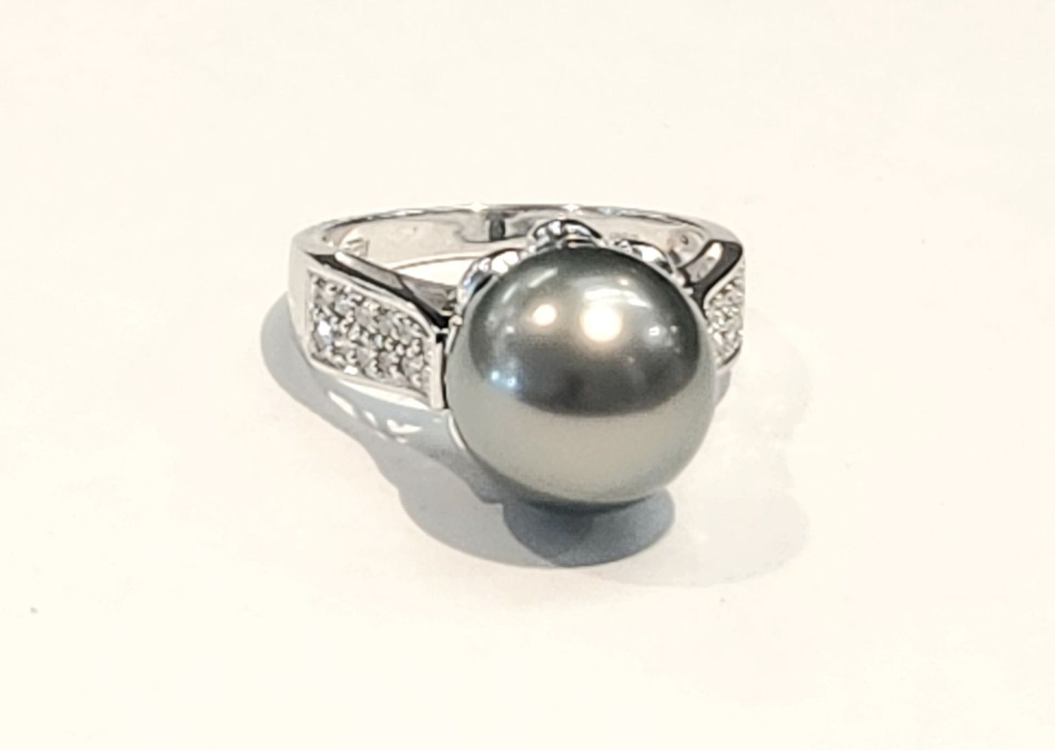 14K W GOLD RING WITH 0.27CT DIA AND 11 MM BLACK TAHITIAN PEARL