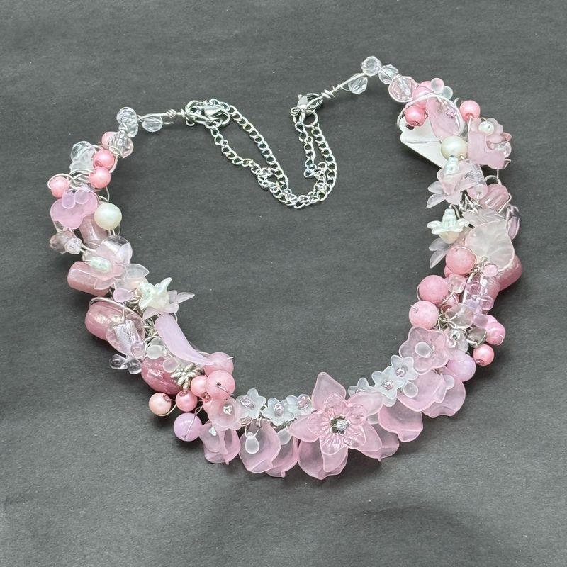 Halsband med Nefritädelstenar