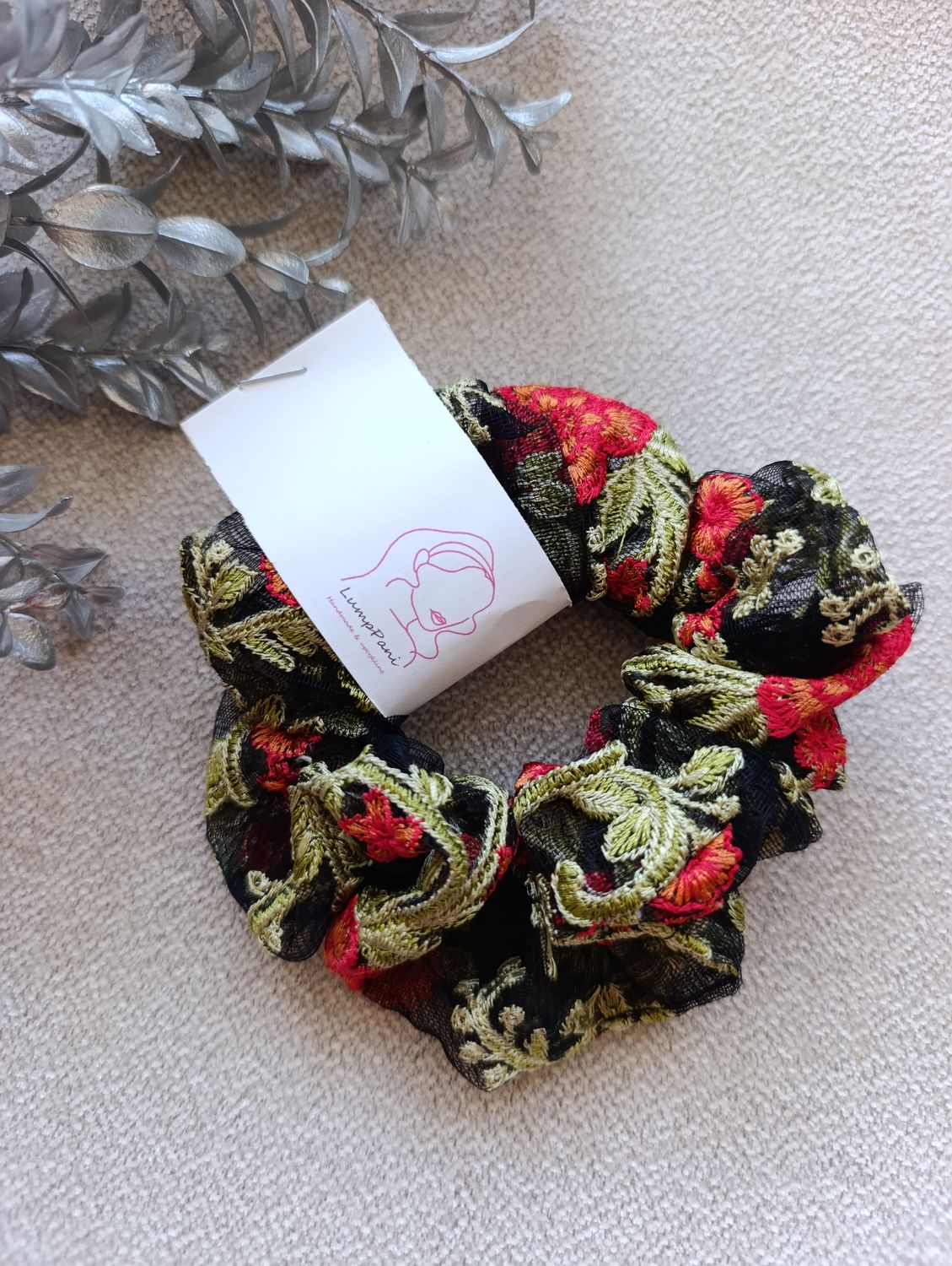 Gumka do włosów duża haftowana czarna