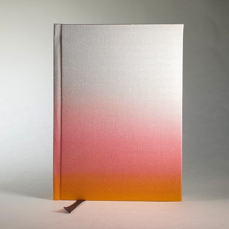 Handgebundenes Notizbuch – Farbverlauf in Orange, Rosa und Grau