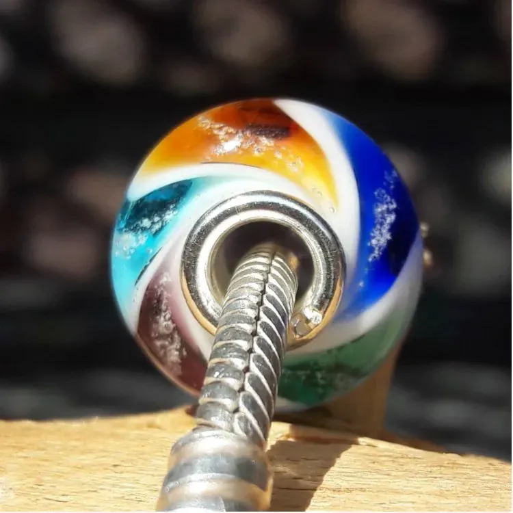 Bedel Omega in massief meerkleurig glas + deeltjes crematie-as