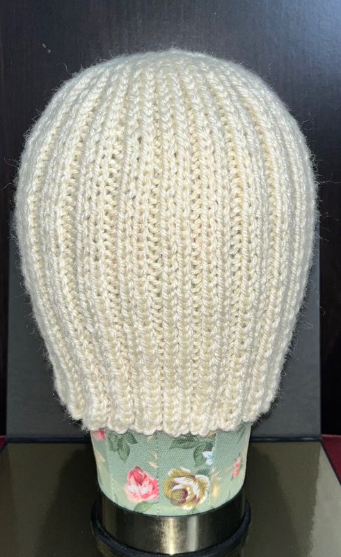 Biała czapka z wełny alpaki