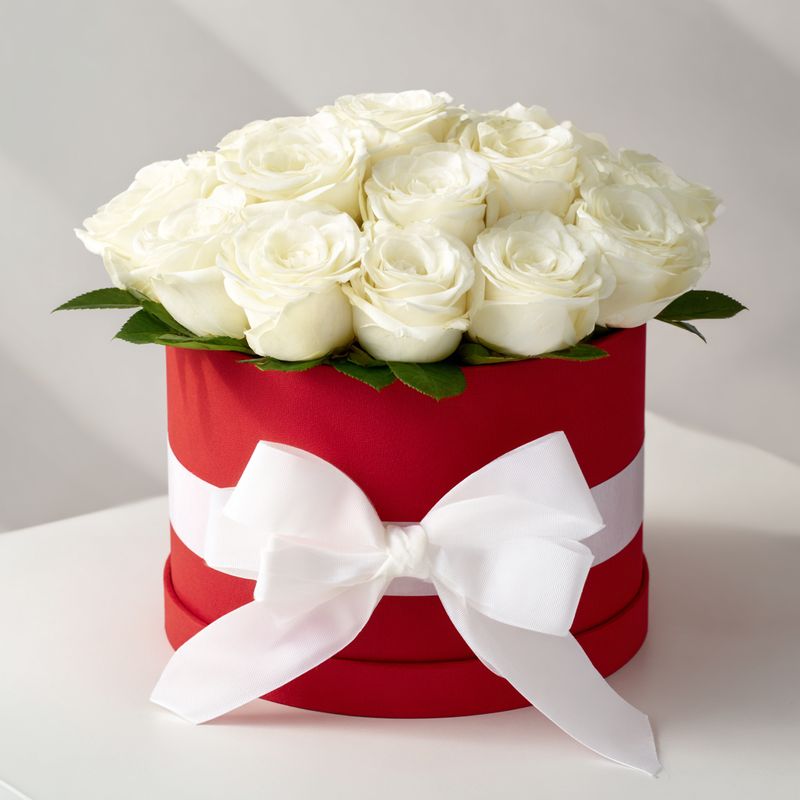 Composição numa caixa VÊNUS com rosas