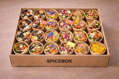 Mini Salad Box – zestaw sałatek cateringowych (24 szt.)