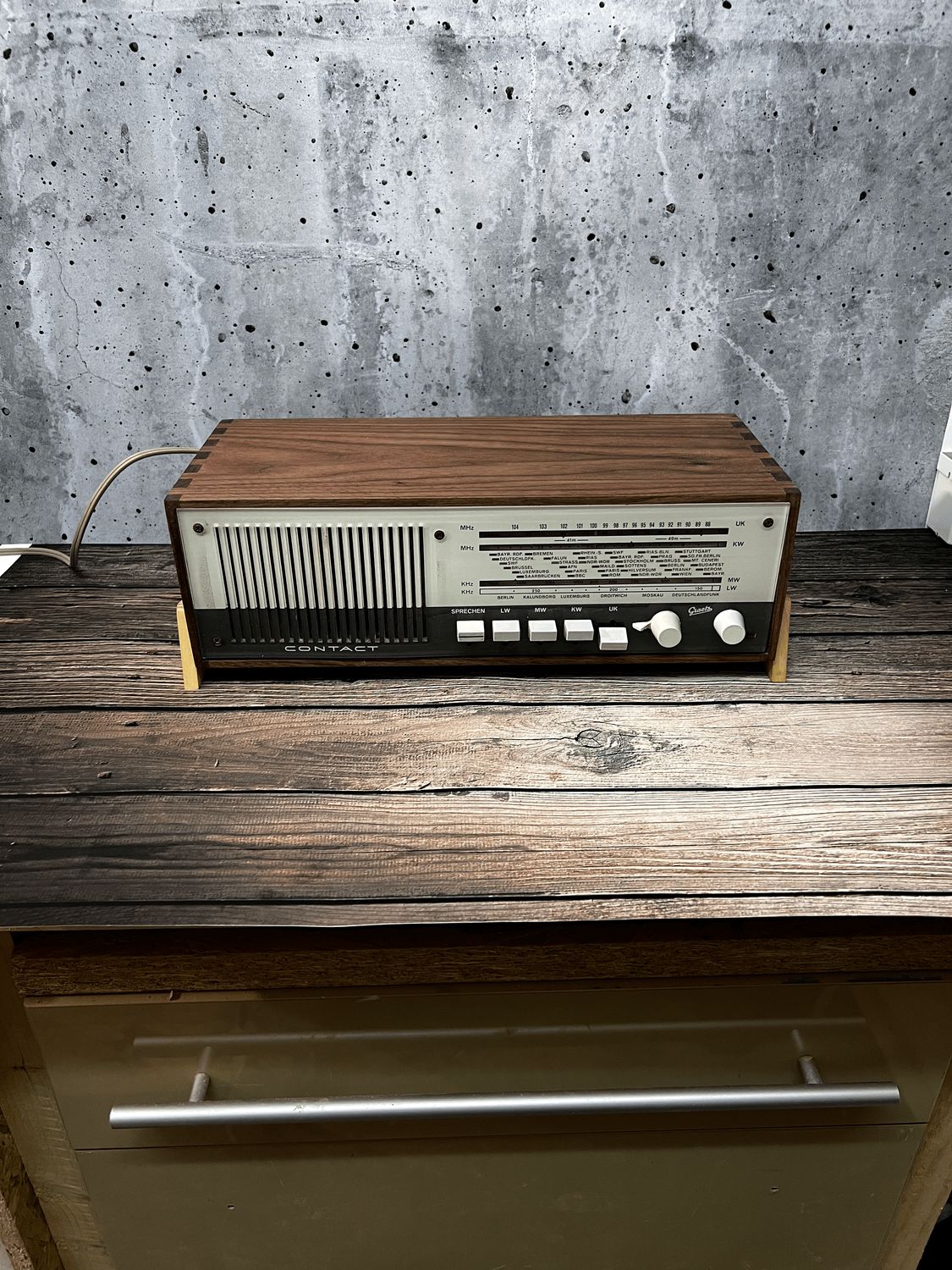​Vintage Radio im handgefertigten Massivholzgehäuse Nussbaum