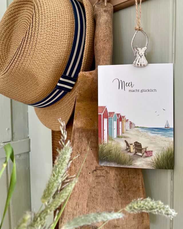 Postkarte „Meer macht glücklich“ – Strandhäuser & Meer