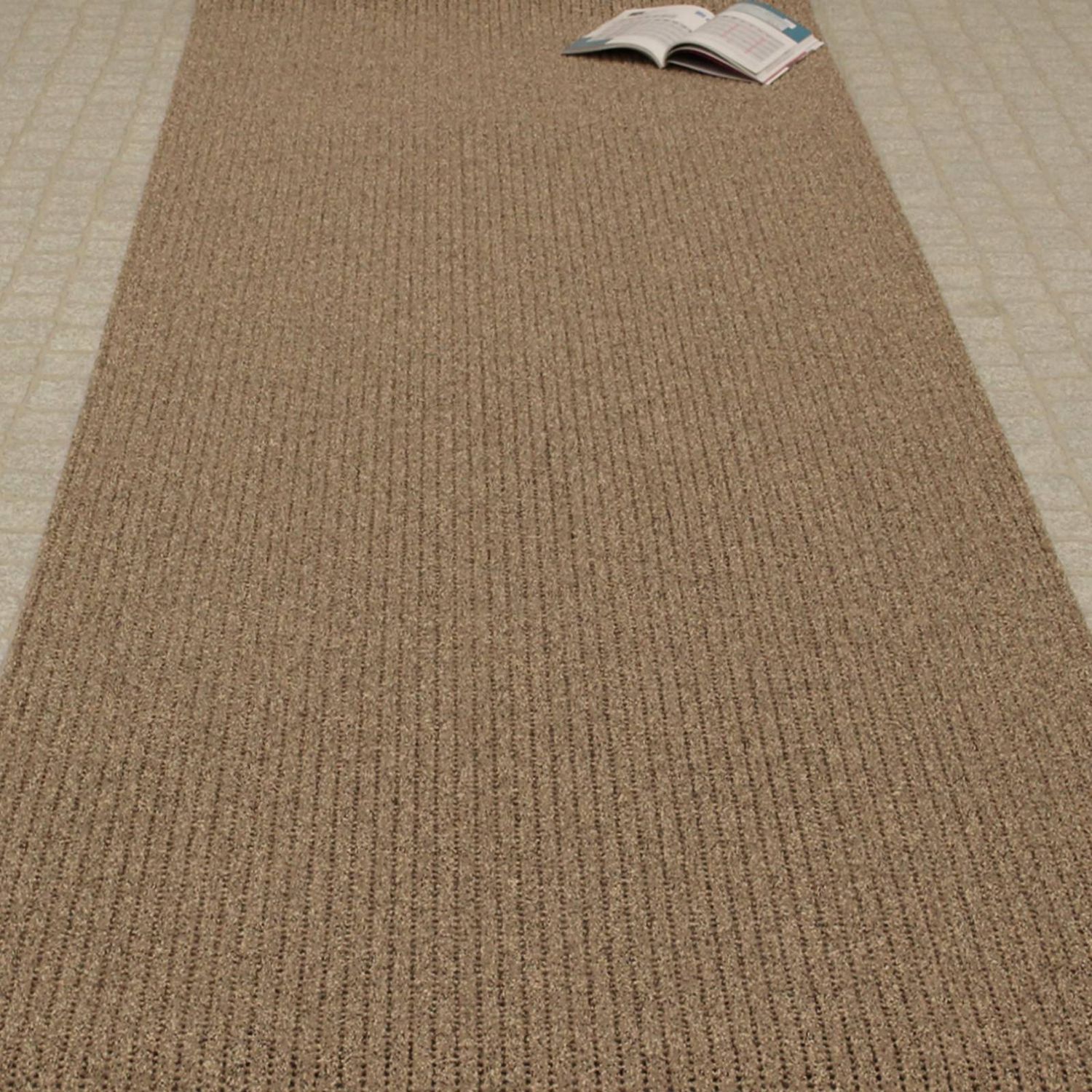 AKO Sicherheitsmatte in der Farbe Beige. Auf dem Bild ist die Matte ausgerollt auf ebenem Untergrund.