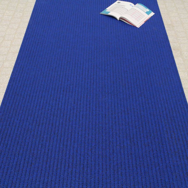 AKO Sicherheitsmatte in der Farbe Blau. Auf dem Bild ist die Matte ausgerollt auf ebenem Untergrund.