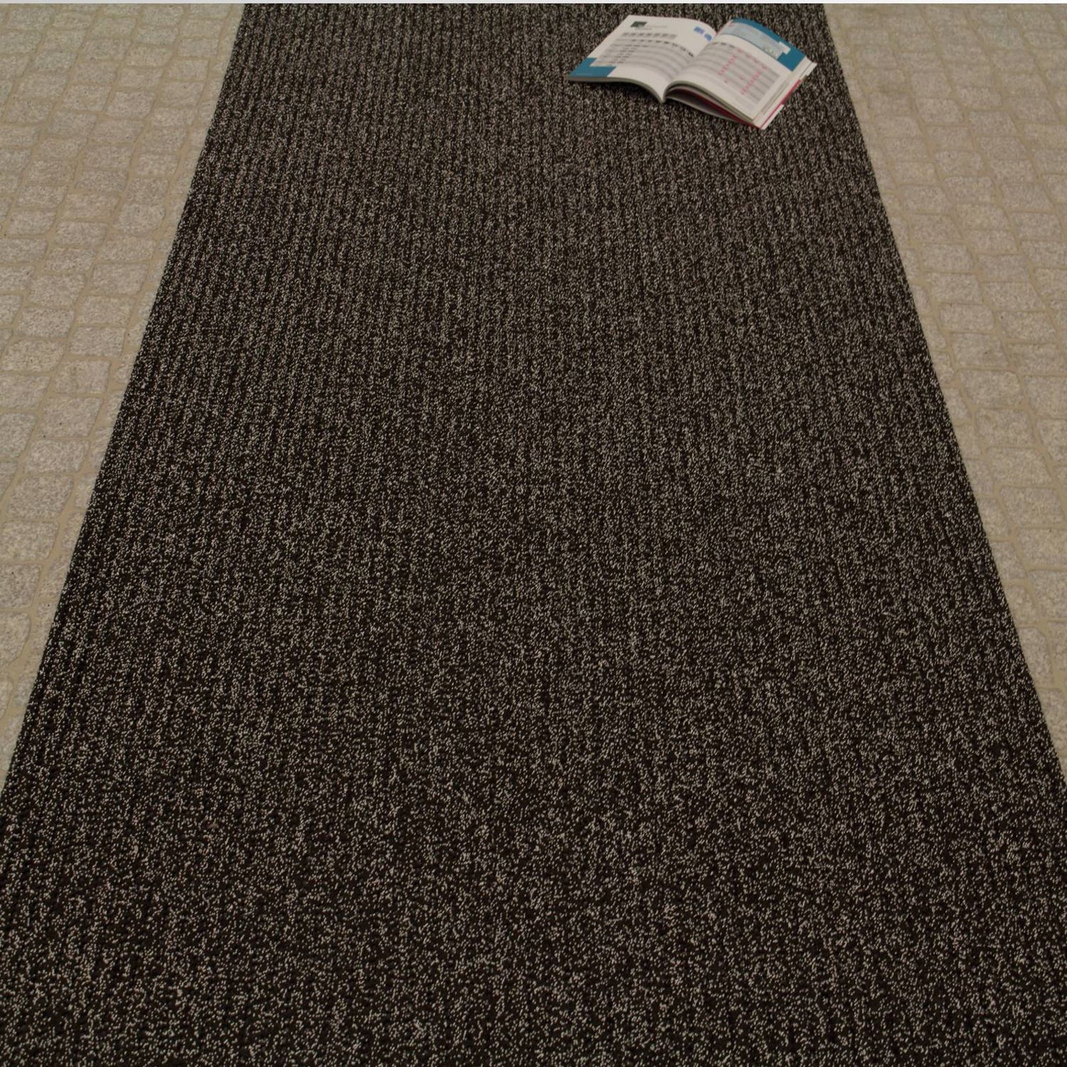 AKO Sicherheitsmatte in der Farbe Braun. Auf dem Bild ist die Matte ausgerollt auf ebenem Untergrund.