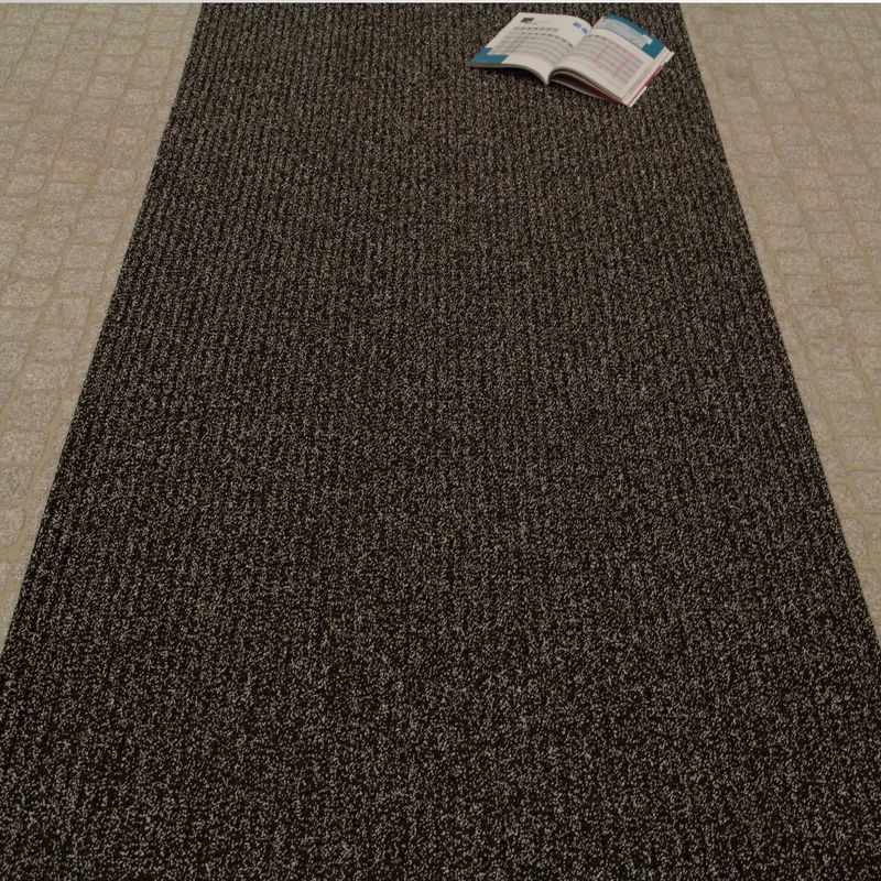 AKO Sicherheitsmatte in der Farbe Braun. Auf dem Bild ist die Matte ausgerollt auf ebenem Untergrund.