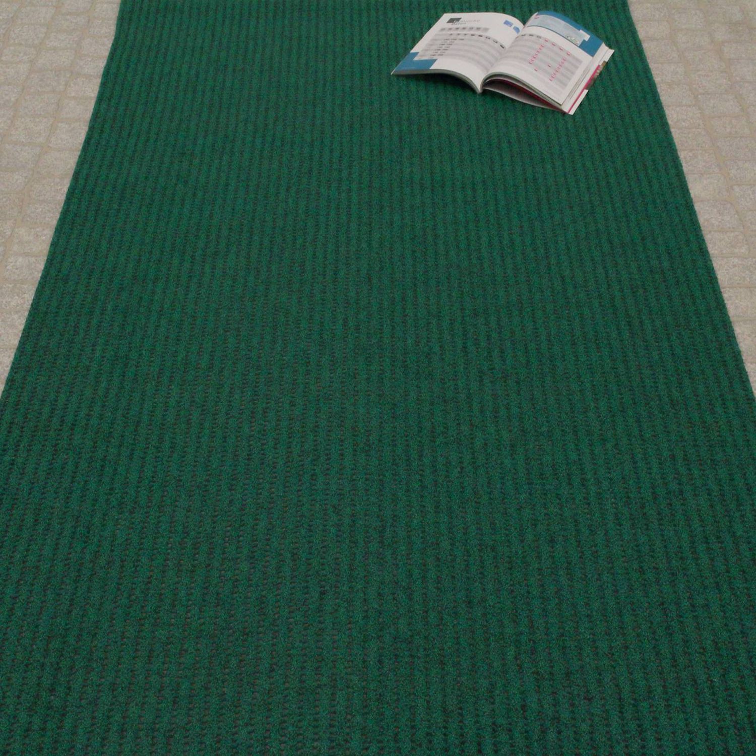 AKO Sicherheitsmatte in der Farbe Grün. Auf dem Bild ist die Matte ausgerollt auf ebenem Untergrund.