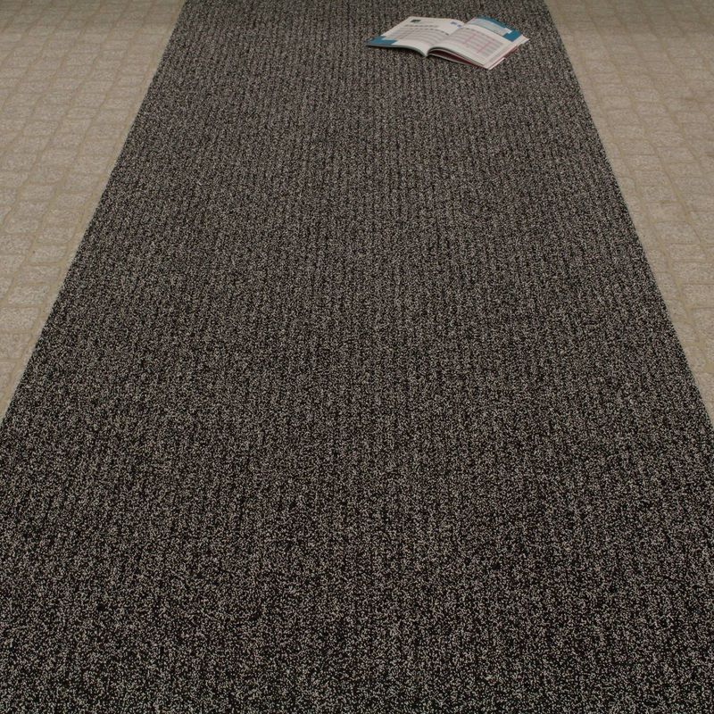 AKO Sicherheitsmatte Farbe Salz &amp; Pfeffer (Schwarz und Weiß). Auf dem Bild ist die Matte ausgerollt auf ebenem Untergrund.