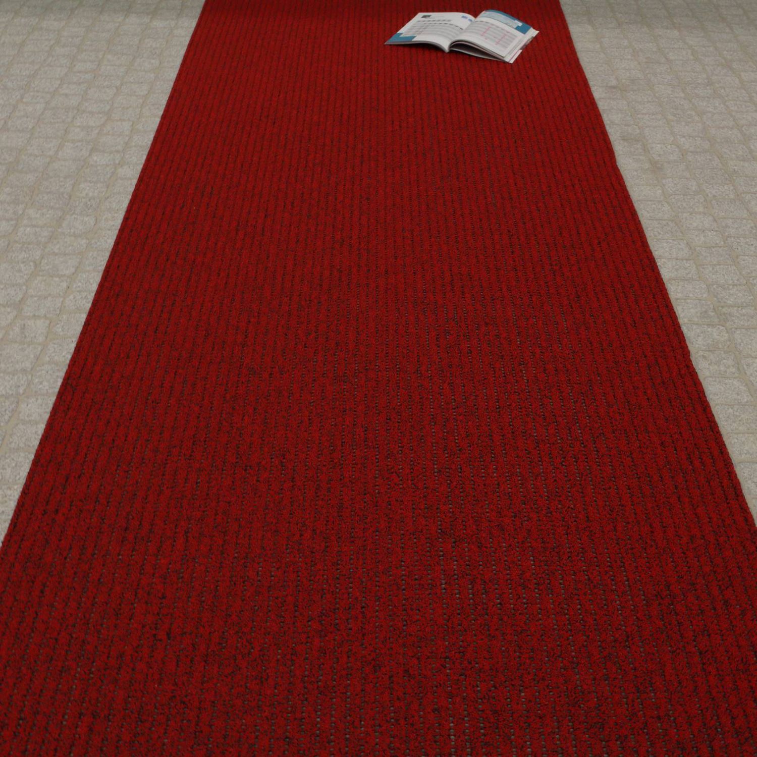 AKO Sicherheitsmatte in der Farbe Rot. Auf dem Bild ist die Matte ausgerollt auf ebenem Untergrund.