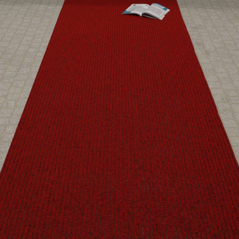 AKO Sicherheitsmatte in der Farbe Rot. Auf dem Bild ist die Matte ausgerollt auf ebenem Untergrund.