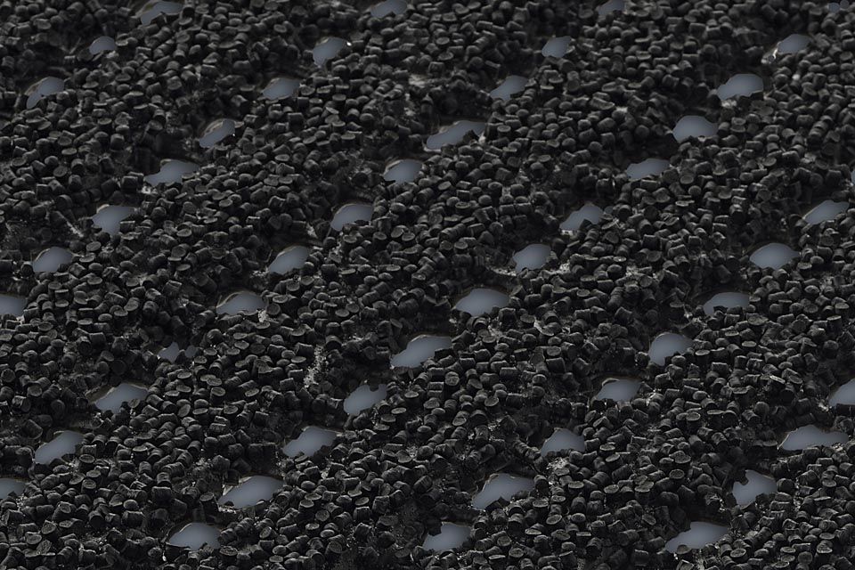 AKO Sicherheitsmatte in der Farbe Graphit (Dunkelgrau). Nahaufnahme, die das Granulat besonders gut zeigt.