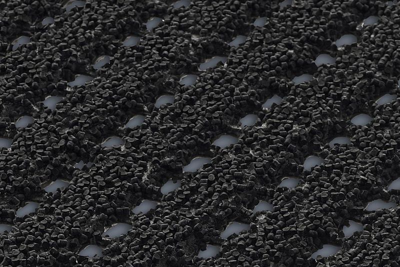 AKO Sicherheitsmatte in der Farbe Graphit (Dunkelgrau). Nahaufnahme, die das Granulat besonders gut zeigt.