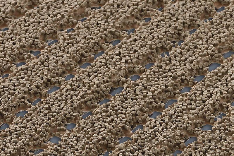 AKO Sicherheitsmatte in der Farbe Sand (Beige) als Nahaufnahme. Das Granulat ist gut erkennbar.