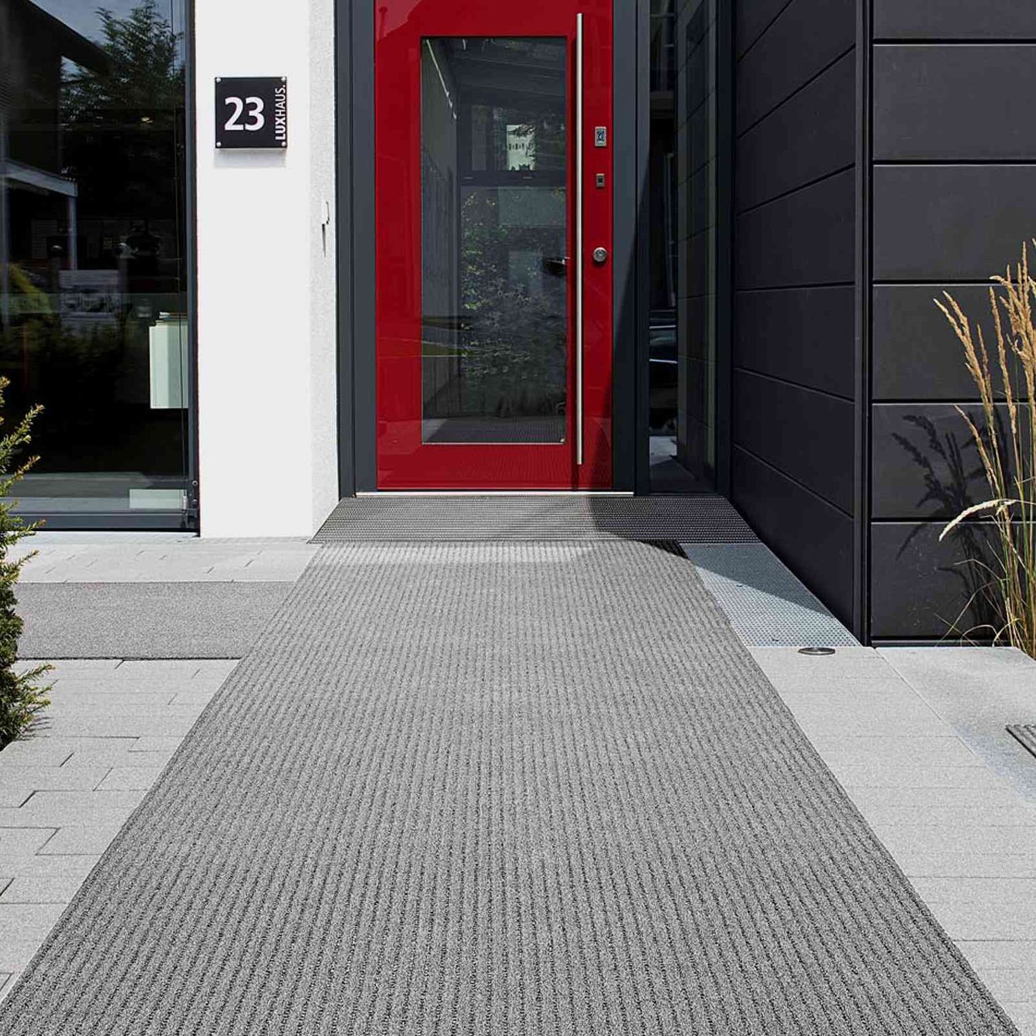 AKO Sicherheitsmatte in der Farbe Stone (Hellgrau) vor einem Hauseingang