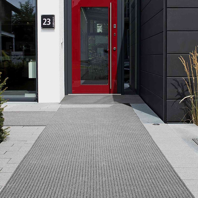 AKO Sicherheitsmatte in der Farbe Stone (Hellgrau) vor einem Hauseingang