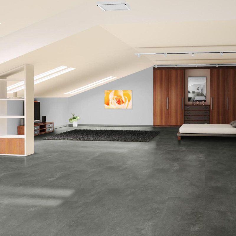 Klick-Vinyl in dunkler Betonoptik in einem Schlafzimmer im Dachgeschoss. Beton Dunkel