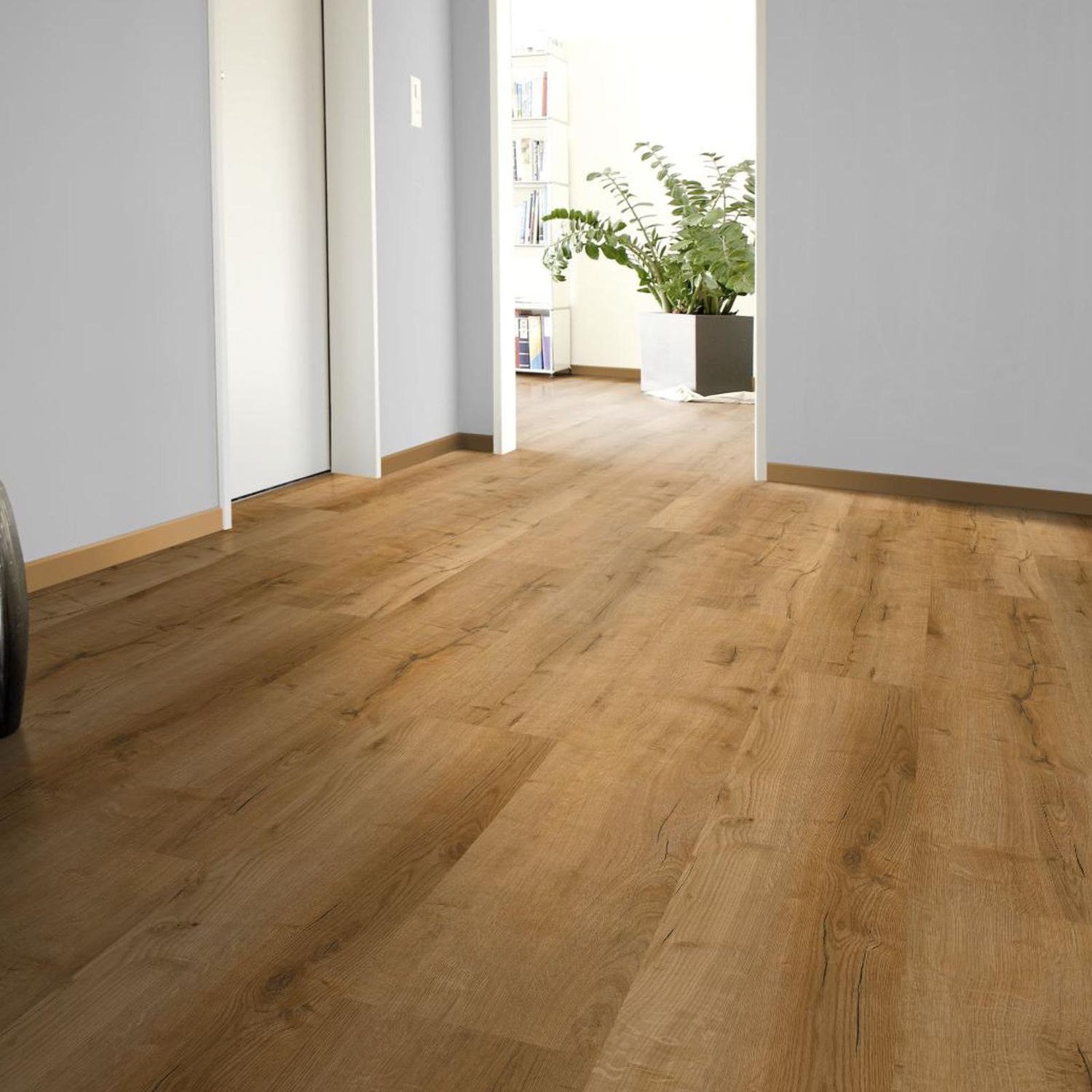 Klick-Vinyl in Holzoptik in einem Flur. Braune Farbe und rustikale Art mit dunklen Furchen und Rissen. Wildeiche