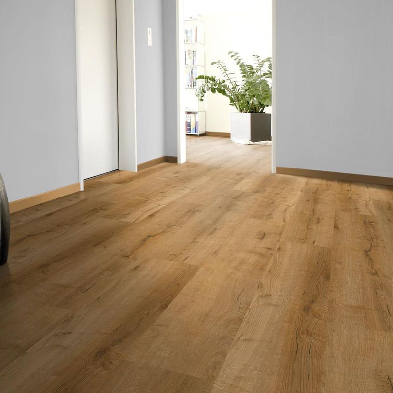 Klick-Vinyl in Holzoptik in einem Flur. Braune Farbe und rustikale Art mit dunklen Furchen und Rissen. Wildeiche