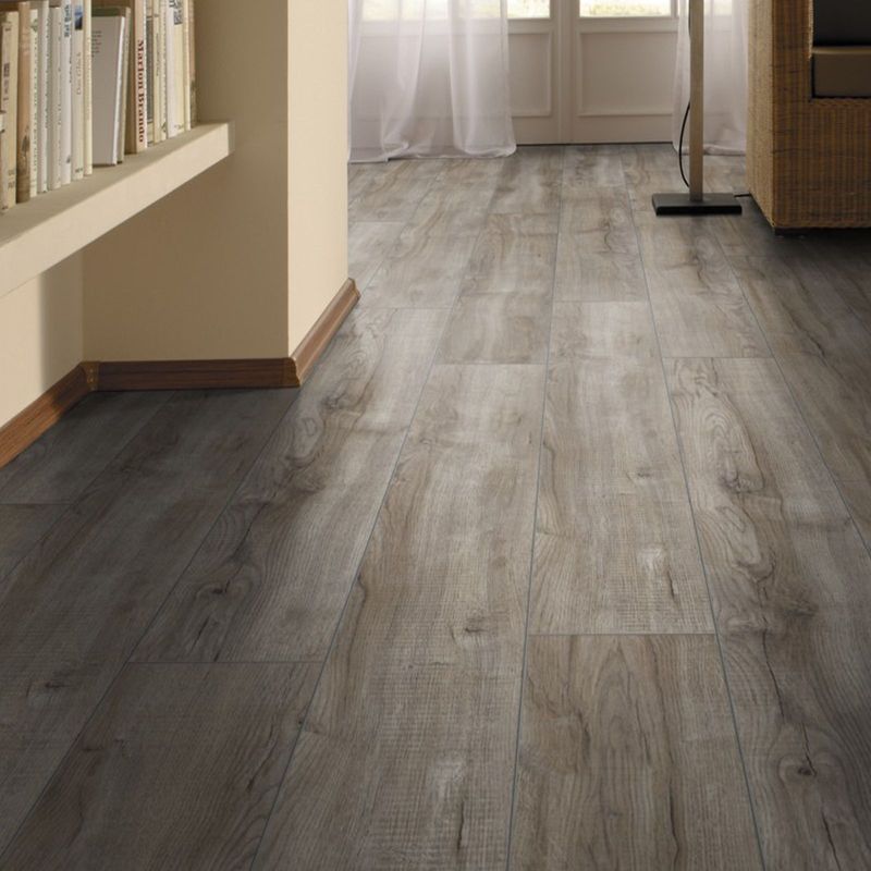 Laminatboden in Holzoptik mit einer Farbe die sich aus Silber und Grau zusammensetzt. Raumfoto eines Wohnzimmers