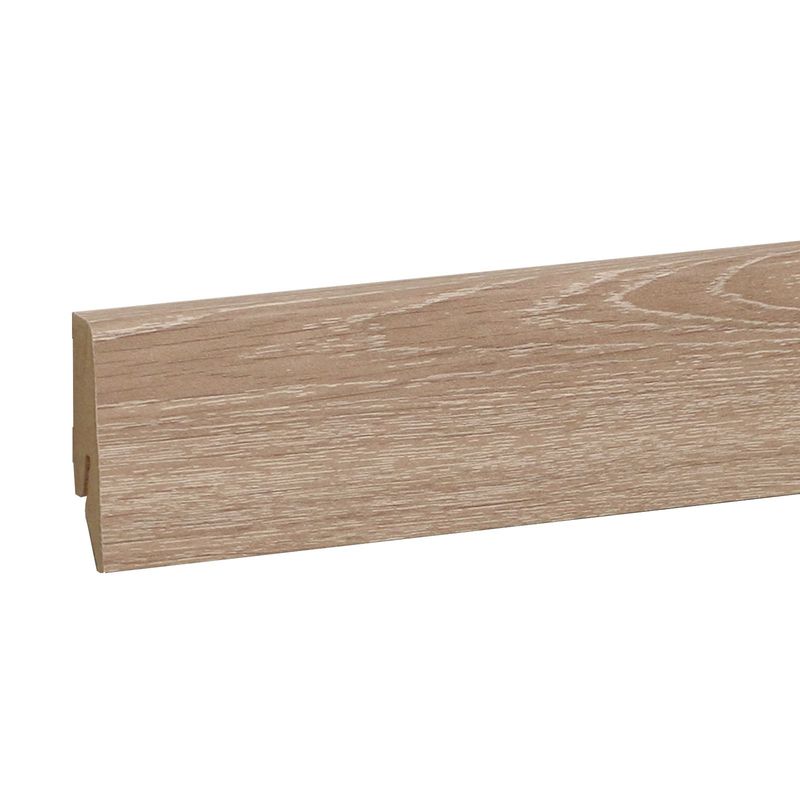 Sockelleiste in hellbrauner Eichenholzoptik mit weißen Akzenten