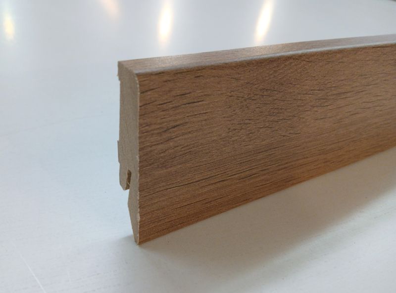 Sockelleiste in brauner Eichenholzoptik