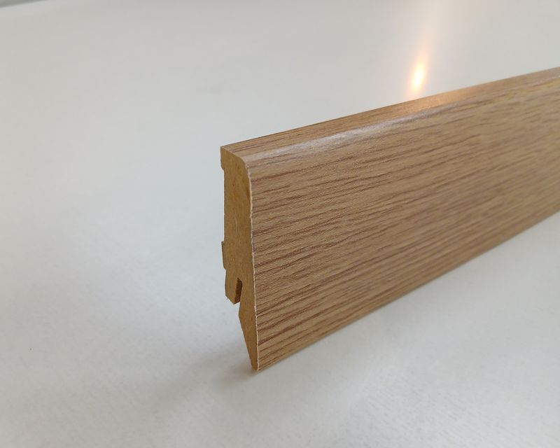 Sockelleiste in brauner Holzoptik