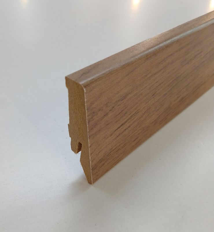 Sockelleiste in brauner Eichenholzoptik