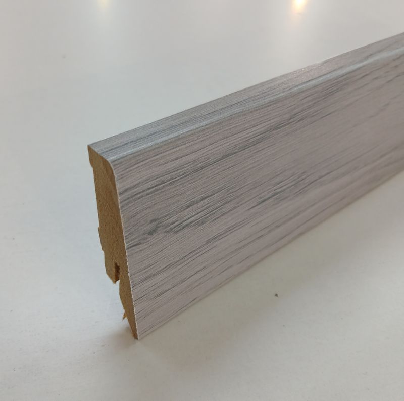 Sockelleiste in grauer Eichenholzoptik