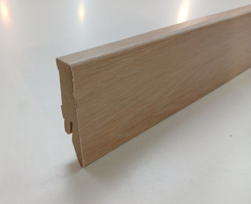 Sockelleiste in beiger Eichenholzoptik