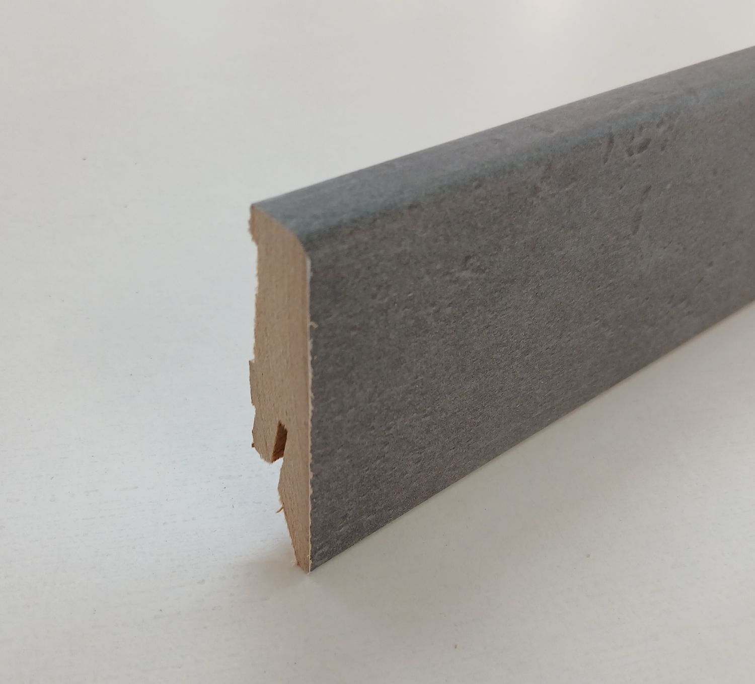 Sockelleiste in schwarzer Steinoptik