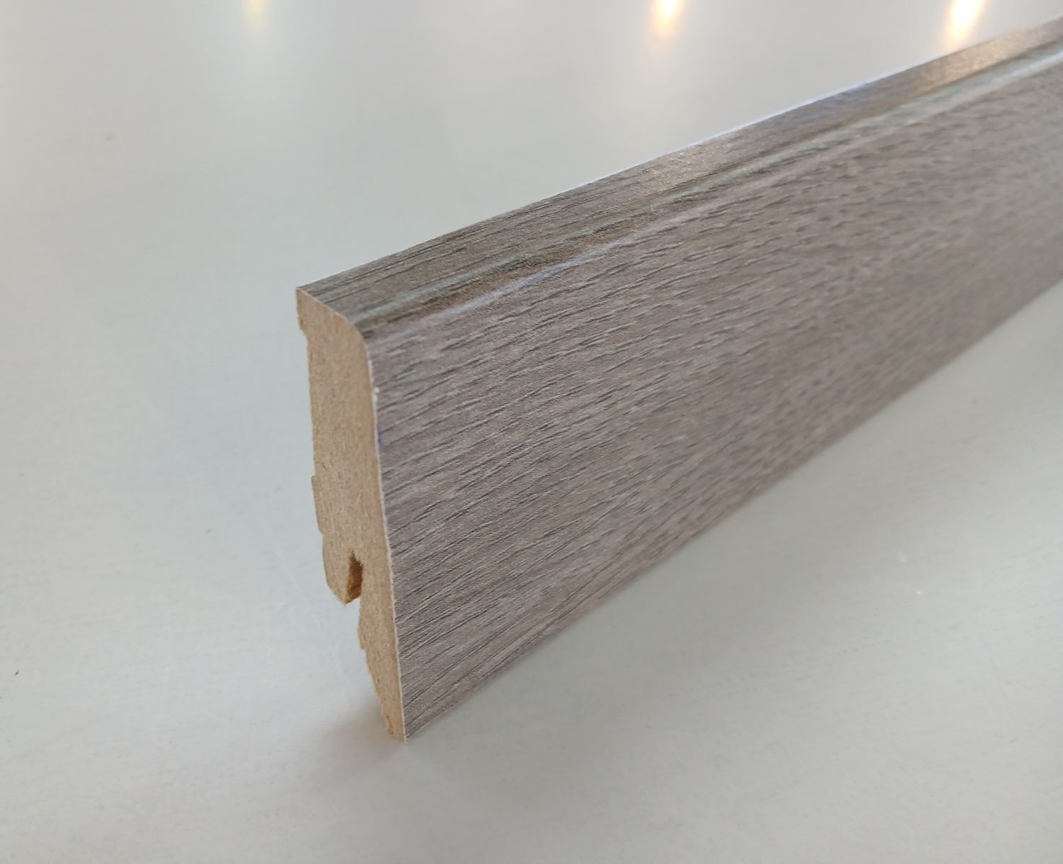 Sockelleiste in grauer Eichenholzoptik