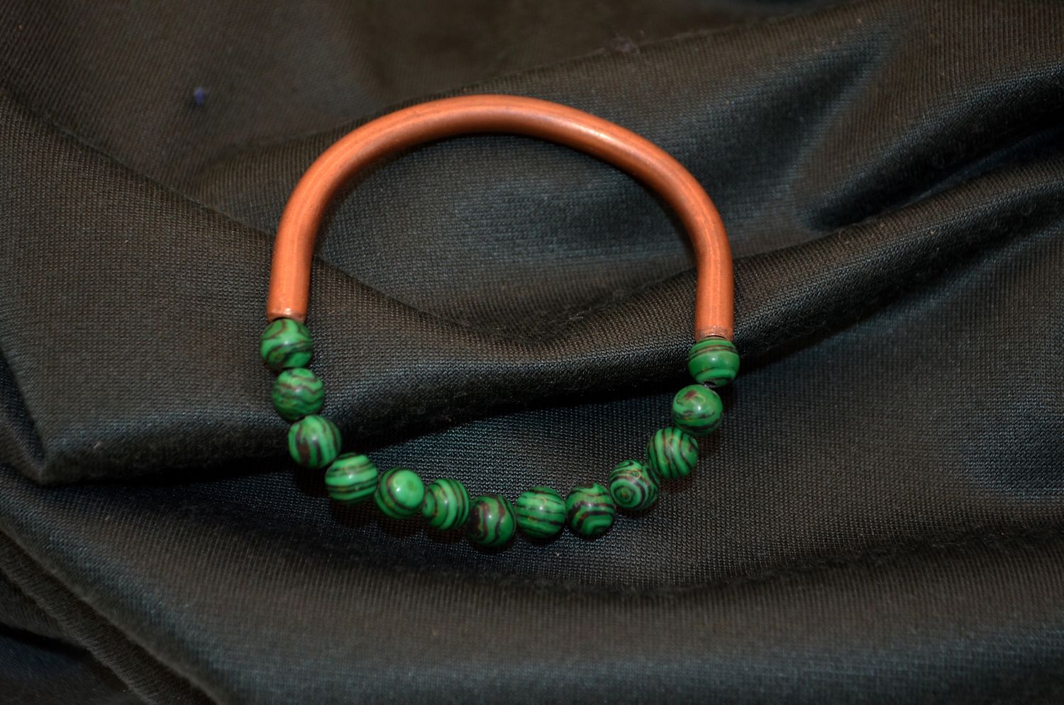 Bransoletka miedziana z malachitem – naturalna energia zieleni