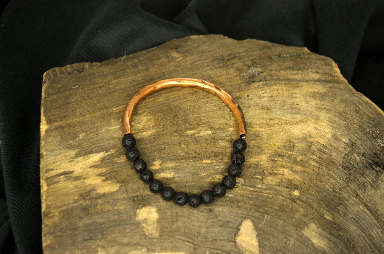 Bransoletka masa wulkaniczna i miedź – rękodzieło