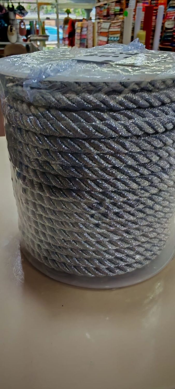 Rollo de cordón metálico