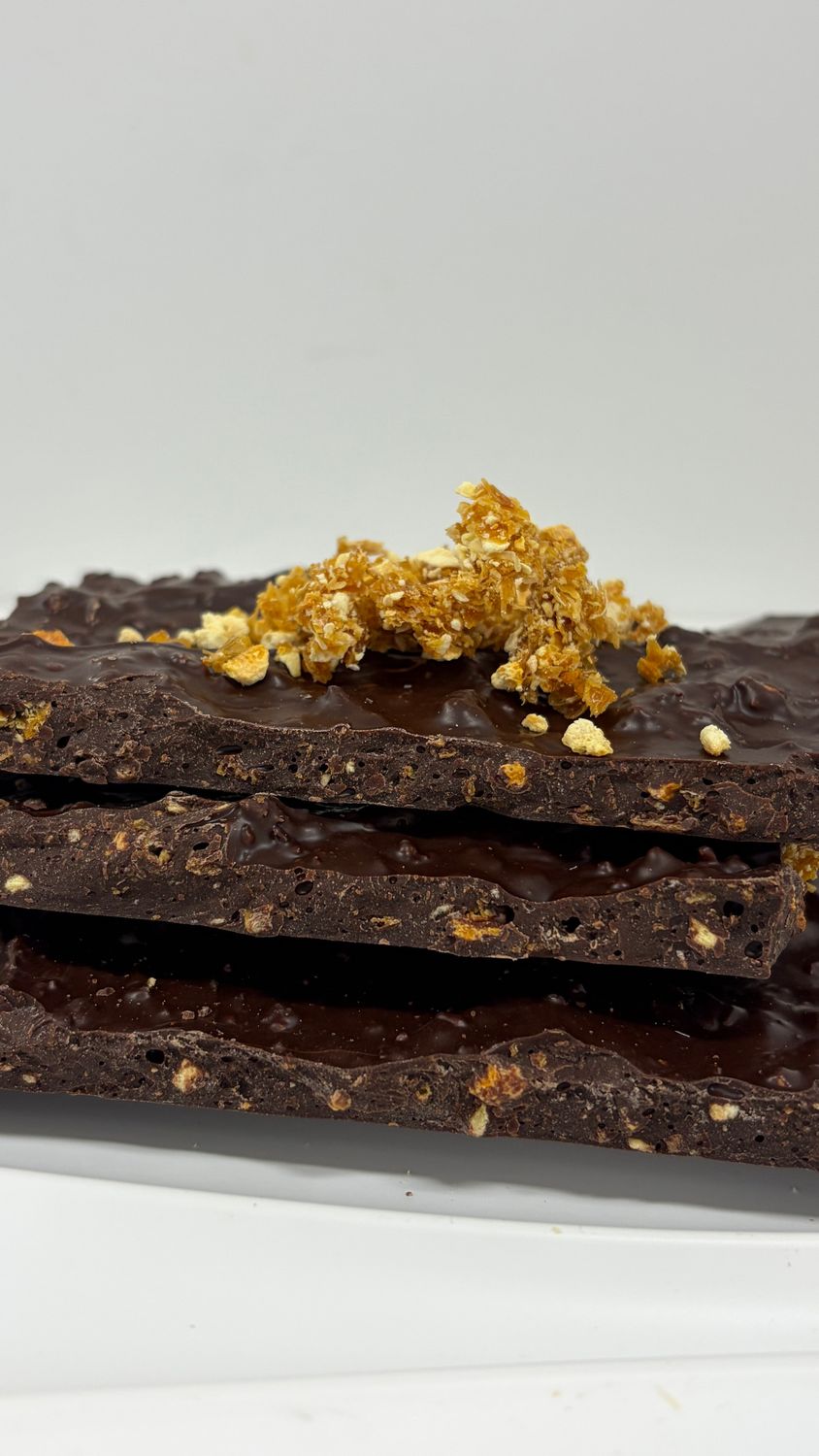 Pure chocolade met gedroogde en gekonfijte sinaasappel