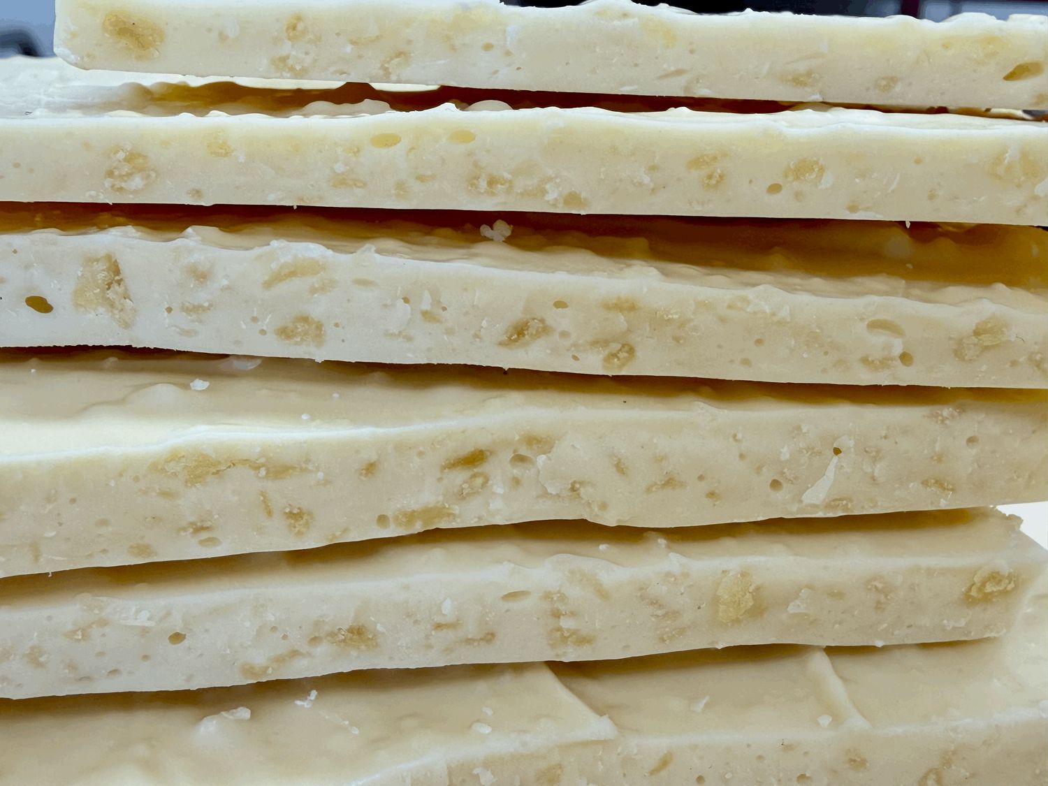 Witte chocolade met gember granulaat gedroogd