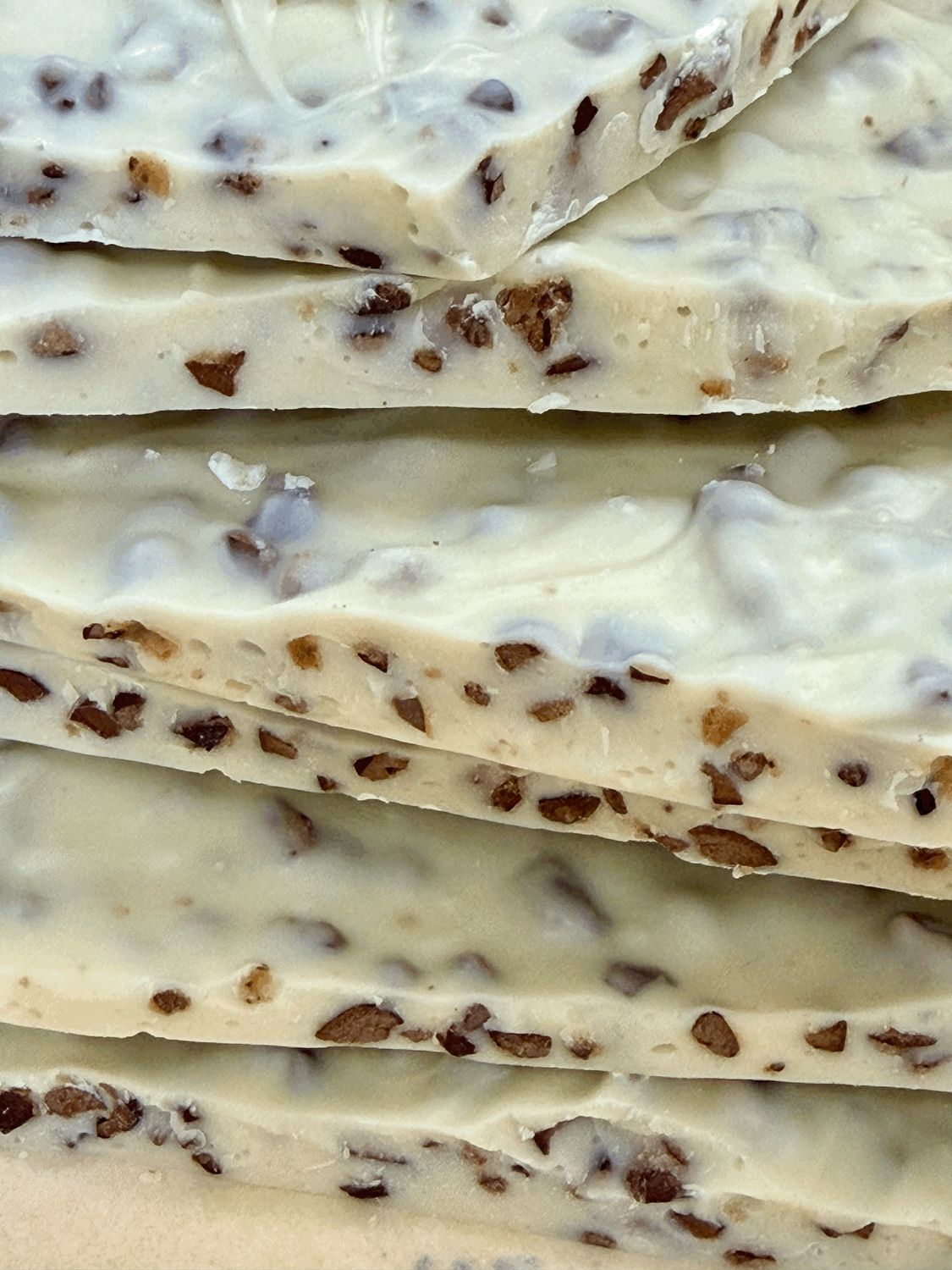 Witte chocolade met cacaonibs Ecuador geroosterd &amp; gekarameliseerd