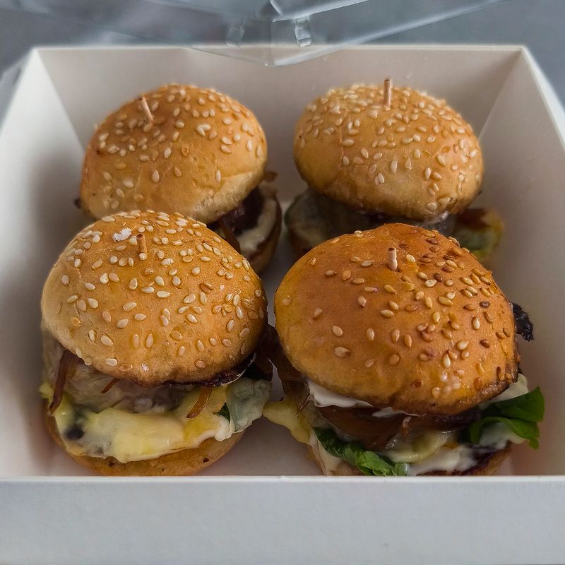 Pack Caja Mini Burgers de Vaca con Queso y Cebolla Caramelizada